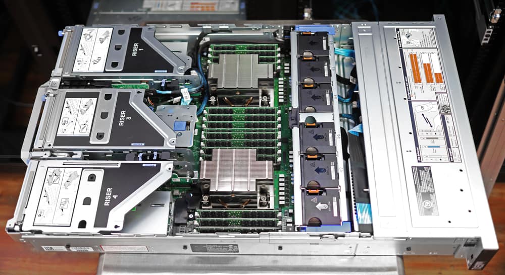  نمای باز Dell EMC PowerEdge R750