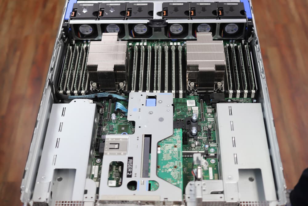  Dell EMC PowerEdge R750 – سه رایزر بالا برداشته شده‌اند